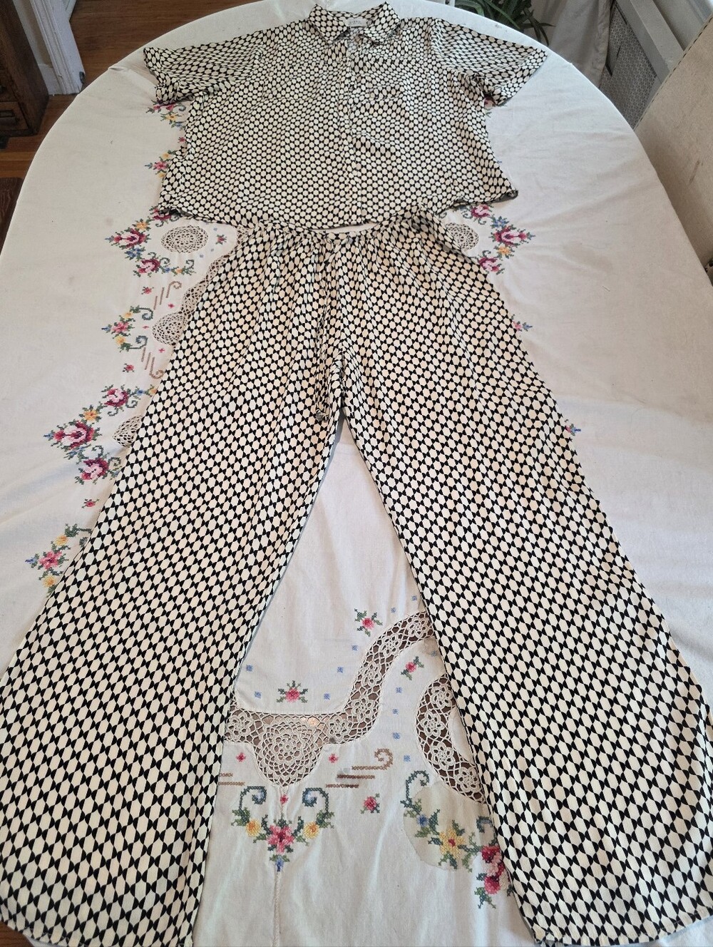 DISSH Set Geometric Co Ord Resort Cream And Black Top And Wide Leg Pants Size 4 - Picture 6 of 16